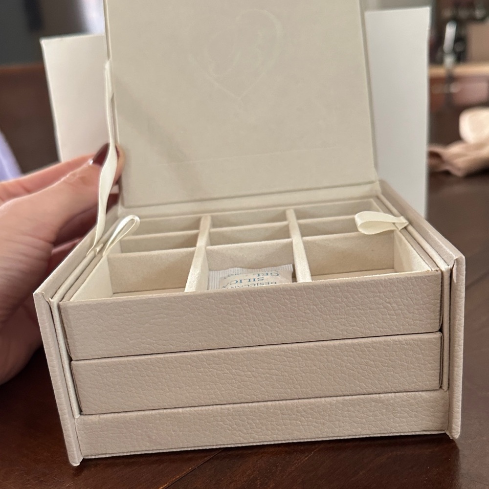 Chic Cream Brighton Jewelry Organizer with Heart Design - Picture 4 of 7